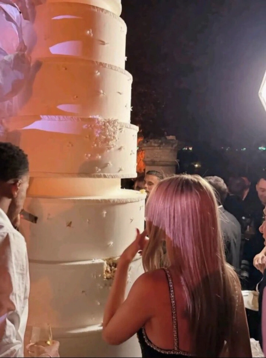 Lucas Hernandez se marie avec Victoria, Mbappe présent avec tendresse